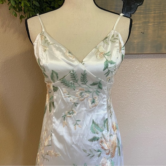NWOT Lulus Dainty Dreaming White Floral Embroidered Slip Midi Dress - Picture 4 of 11